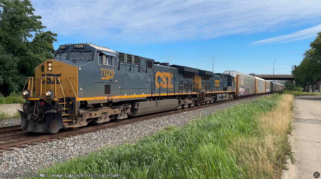 CSX 7029 leads M277 the following day.